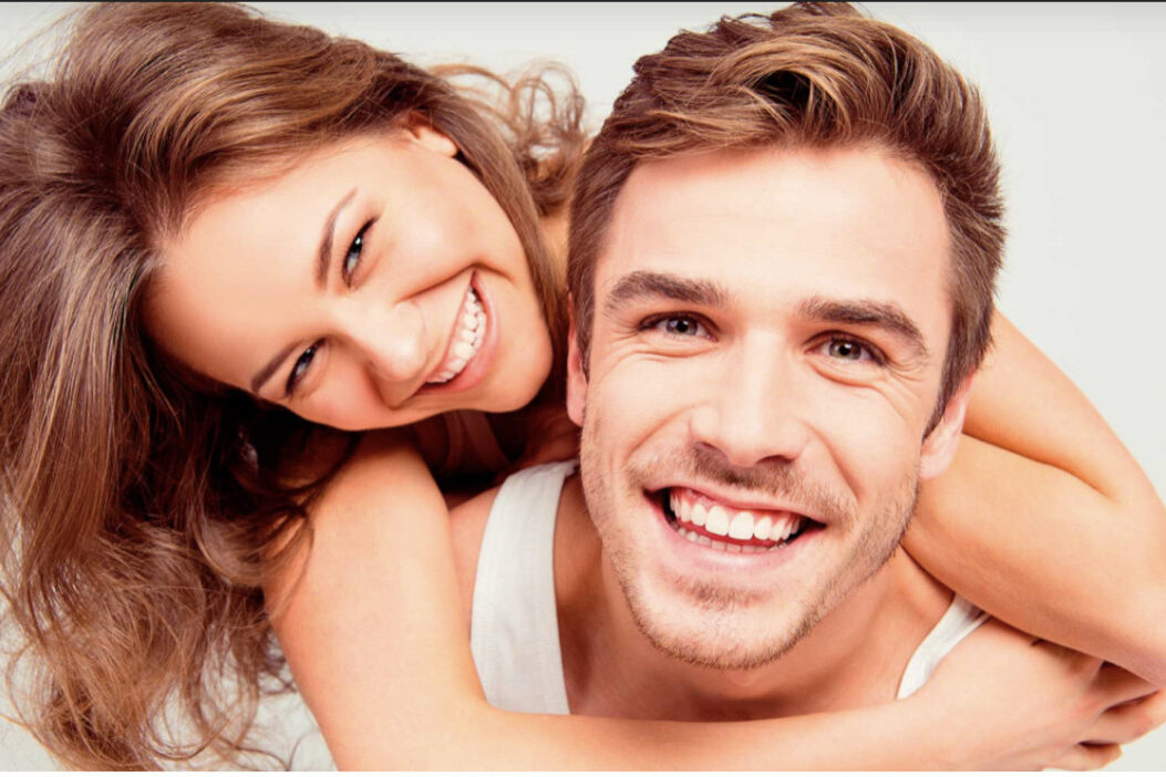 PAREJA-JOVEN-SONRIENTE-2 mejor ortodoncia invisible madrid centro invisalign
