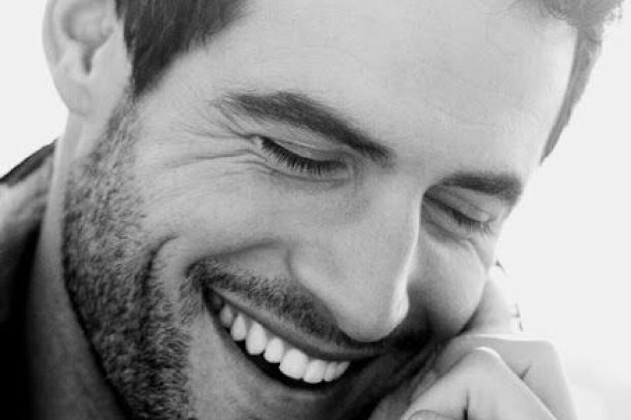 chico sonrisa blanco y negro