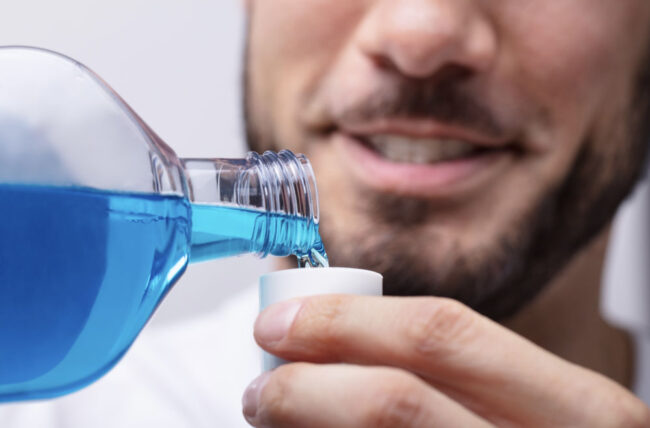 riesgos de los colutorios dentales con alcohol y alternativas