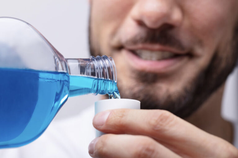 riesgos de los colutorios dentales con alcohol y alternativas