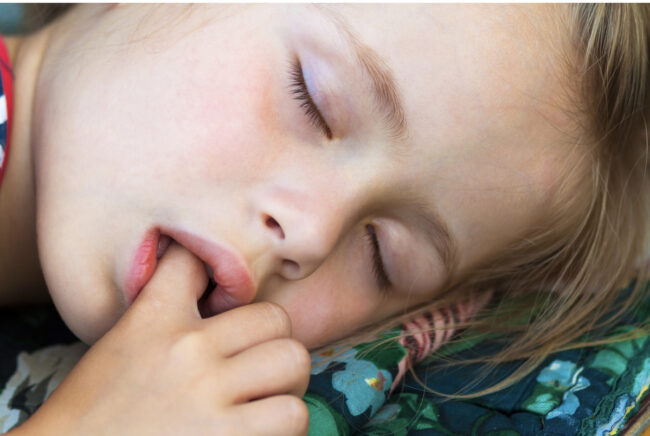 consecuencias-chuparse-dedo-chupete consecuencias de chuparse el dedo o usar chupete mucho tiempo